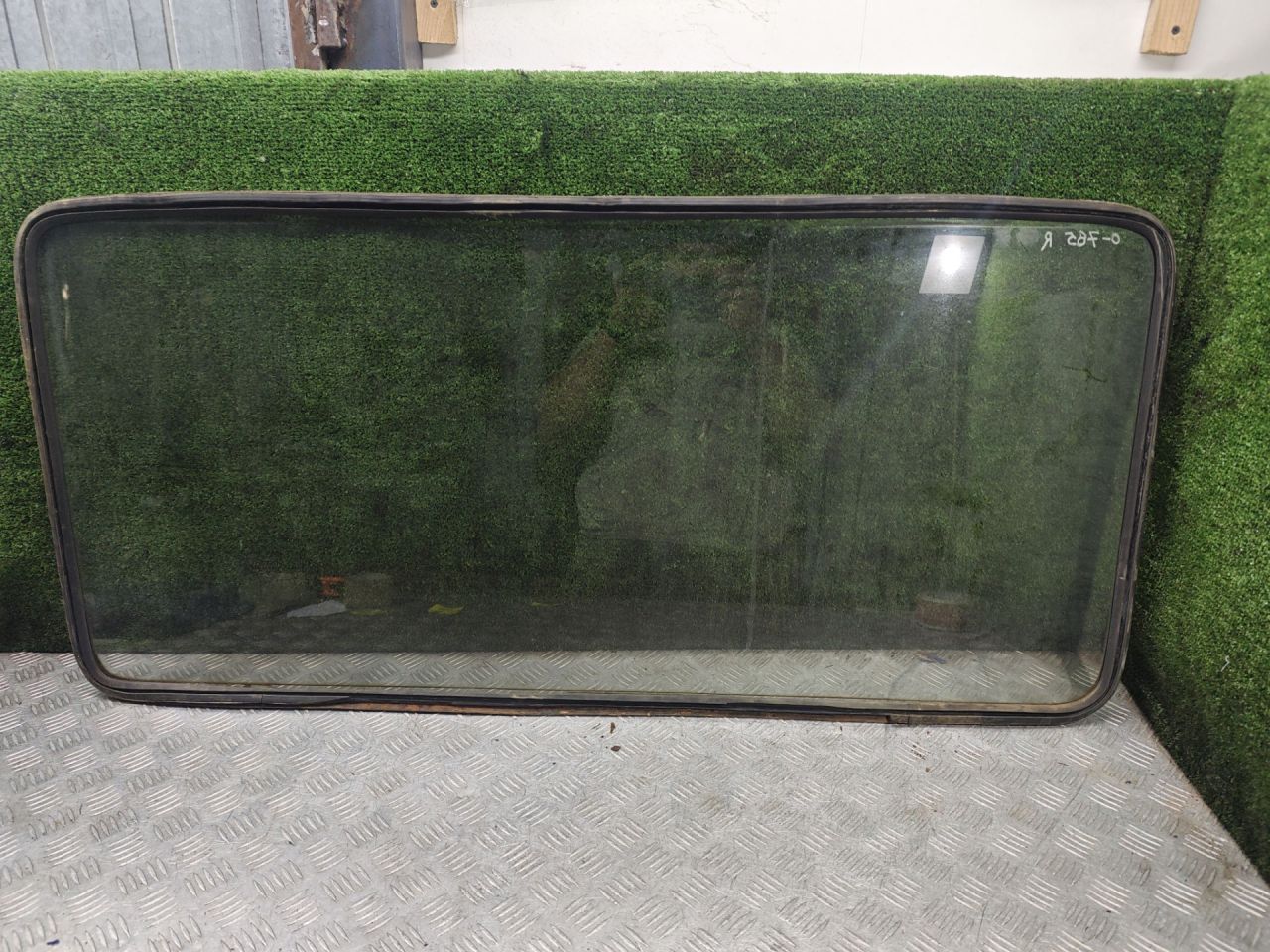стекло кузовное боковое правое Mercedes-Benz T1 207-210D W601 1990, 2.3 л., дизель, МКПП, микроавтобус - фото №1