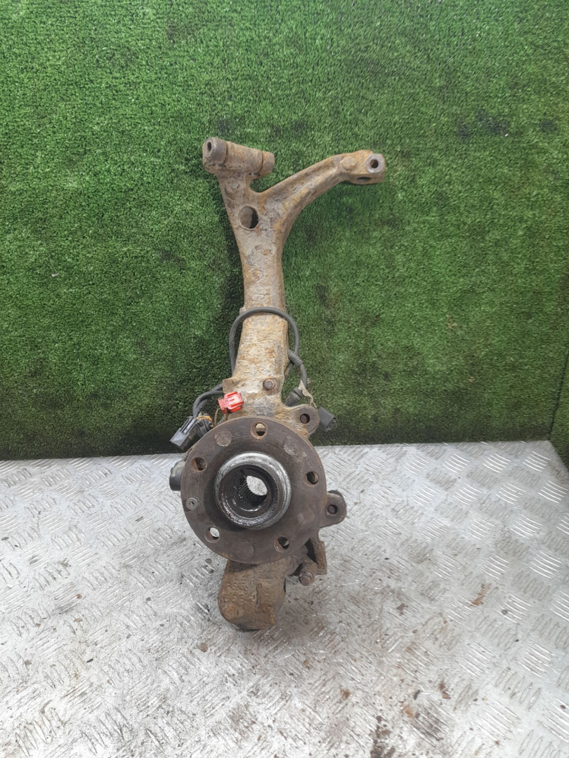 ступица передняя левая Skoda Superb 1 поколение 2006, 2.8 л., бензин, АКПП, седан - фото №1