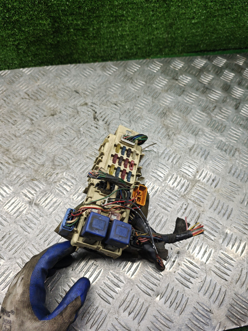 блок предохранителей Toyota Corolla 7 поколение (E100) 1995, 1.3 л., 4E-FE, бензин, МКПП, хетчбэк 3 дв., 38930329 - фото №1