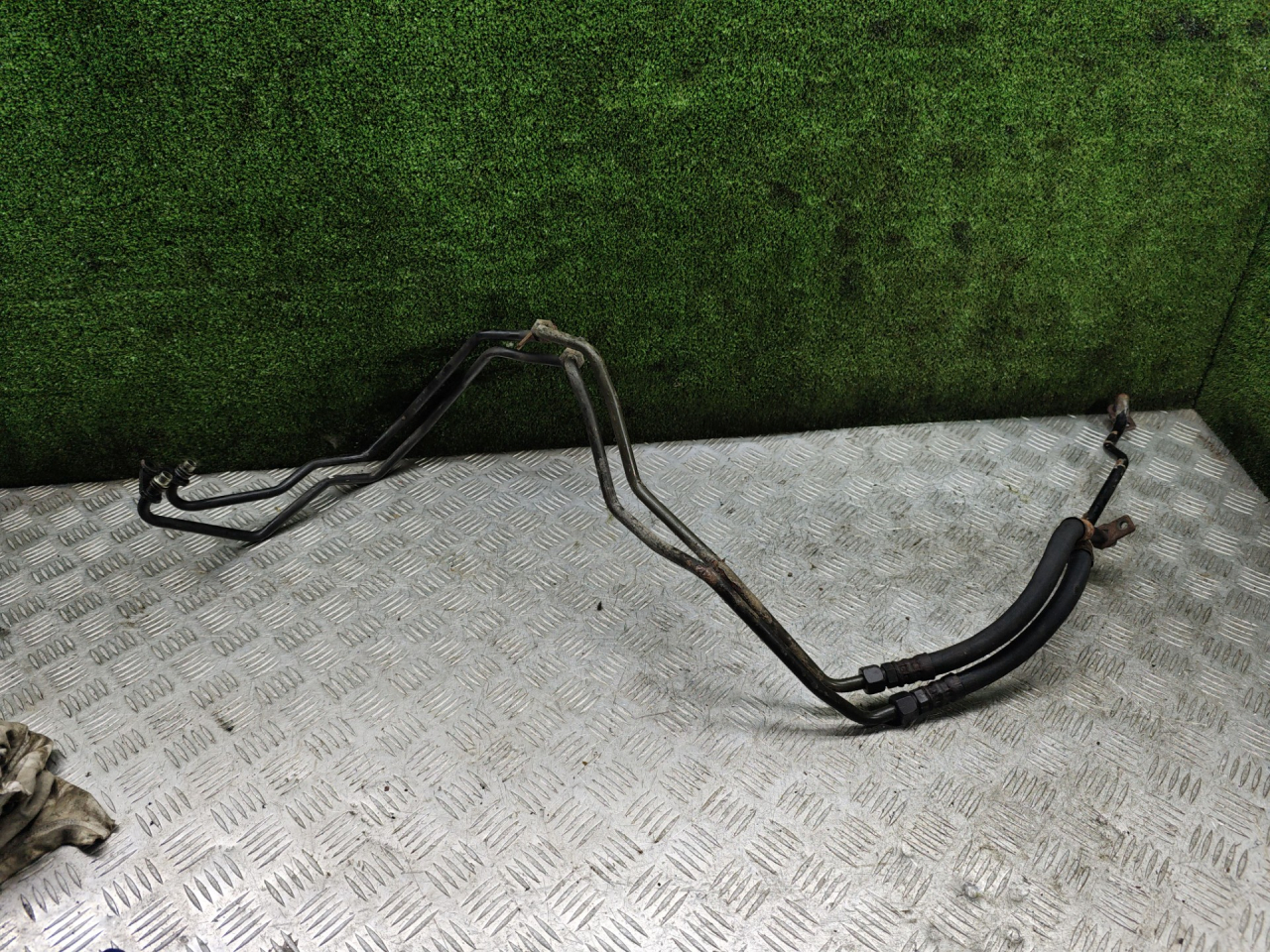 трубка кондиционера Skoda Superb 1 поколение 2006, 2.8 л., бензин, АКПП, седан, 4B0317815A - фото №1