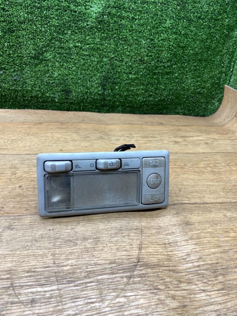 фонарь салона (плафон) Volkswagen Golf 3 поколение 1996, 1.6 л., бензин, МКПП, хетчбэк 5 дв. - фото №1