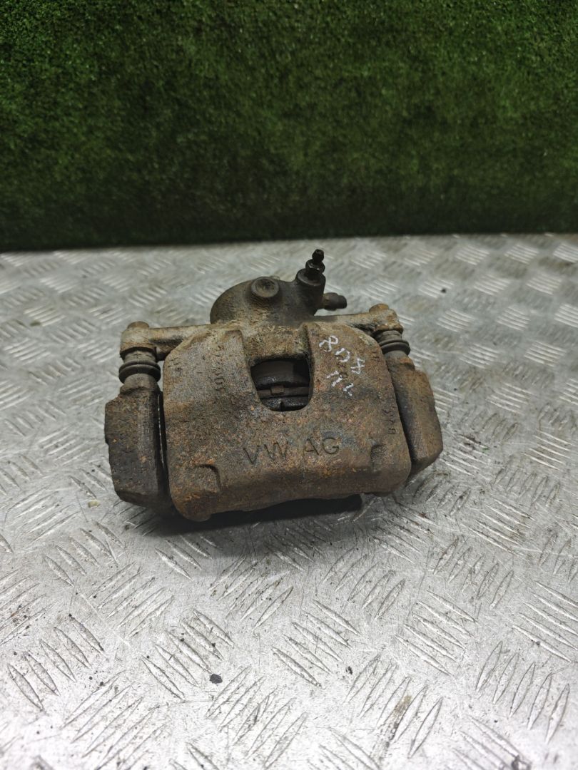 суппорт передний левый Volkswagen Polo Sedan 1 поколение 2015, 1.6 л., МКПП, седан - фото №1