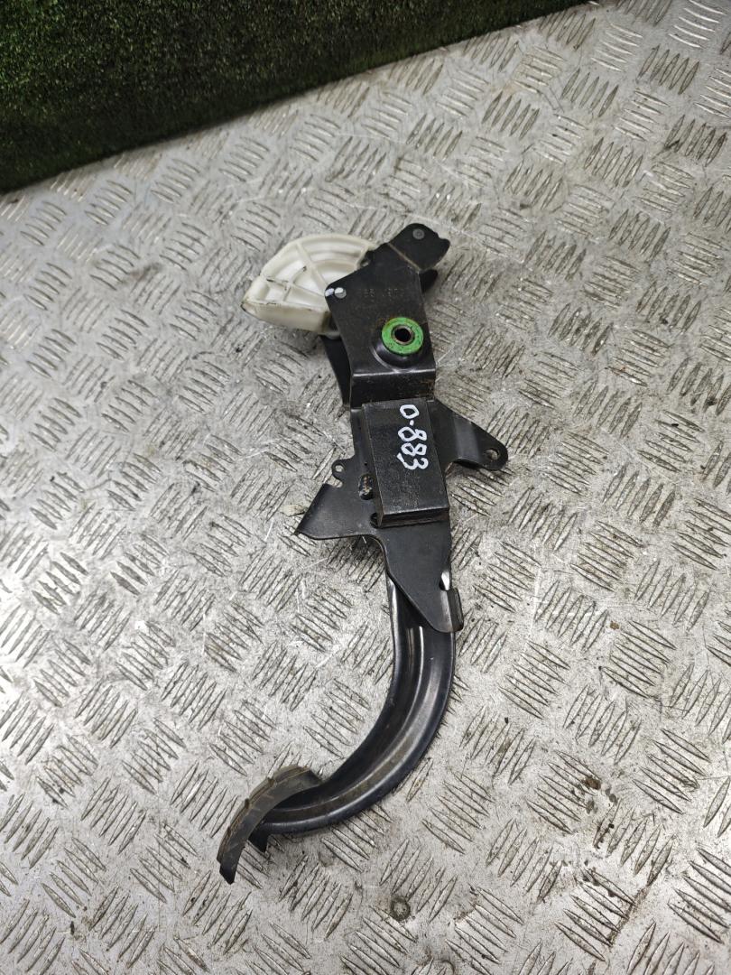 педаль сцепления Renault Laguna 1 поколение 1997, 1.8 л., бензин, МКПП, хетчбэк 5 дв. - фото №1