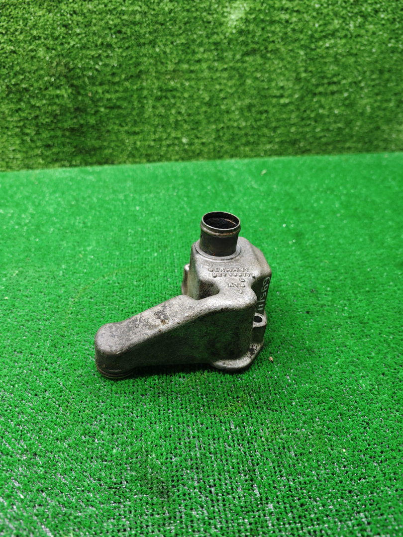 фланец (тройник) системы охлаждения Volkswagen Passat B4 1995, 2.0 л., бензин, МКПП, 027103773 - фото №1