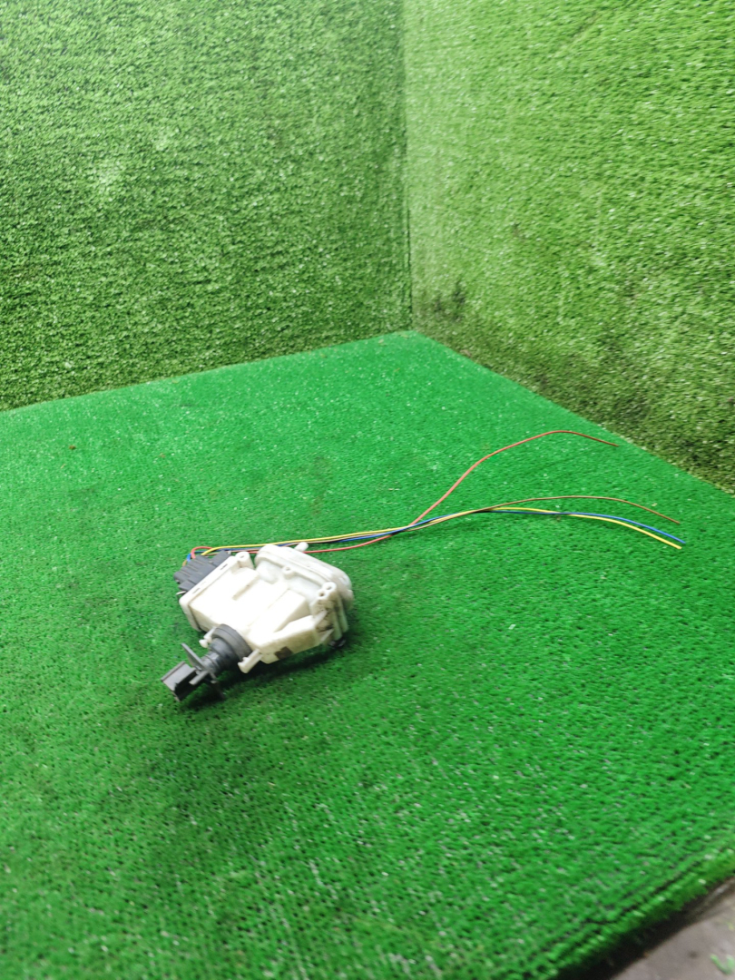 активатор (привод) замка двери Volkswagen Passat B3 1991, 1.8 л., бензин, МКПП, универсал - фото №1