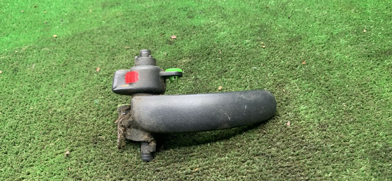 ручка внутренняя передняя левая Opel Sintra 1 поколение 1997, 2.2 л., X 22 XE, бензин, МКПП, минивэн - фото №1