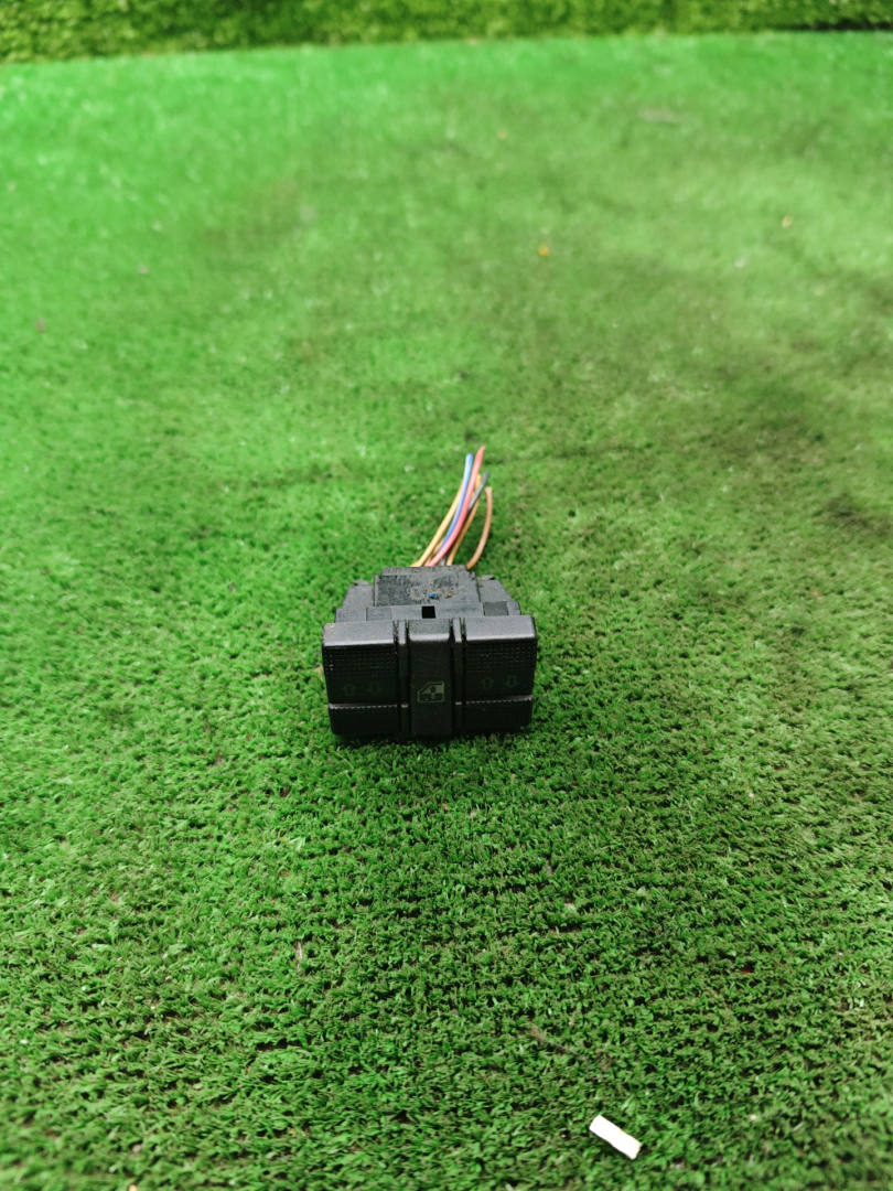 блок управления стеклоподъемниками Volkswagen Passat B4 1995, 2.0 л., бензин, АКПП, седан - фото №1