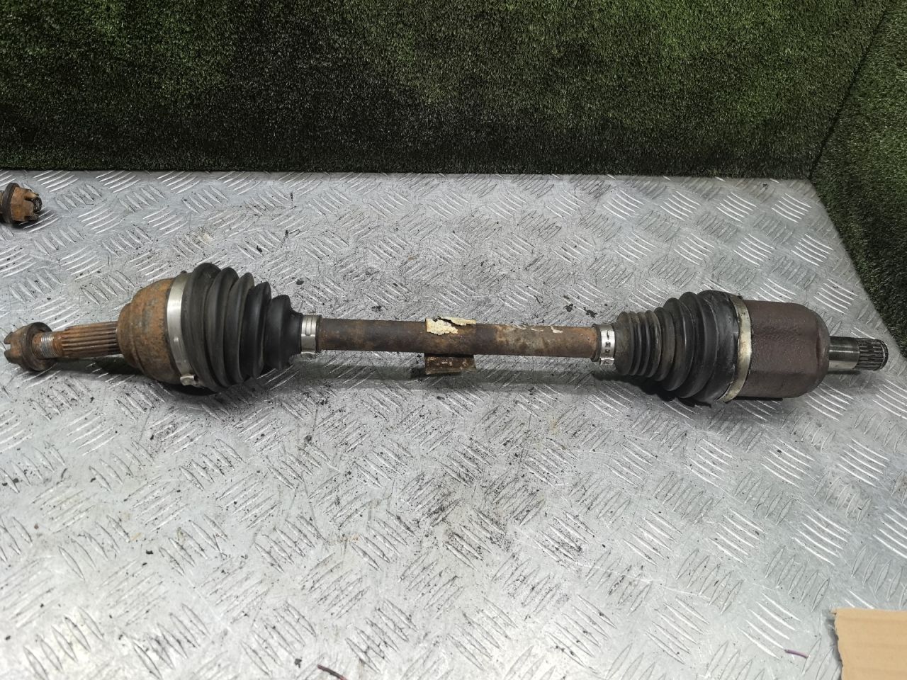 полуось передняя левая (приводной вал, ШРУС) Lada XRAY 1 поколение 2019, 1.6 л., бензин, МКПП, внедорожник 5 дв. - фото №1