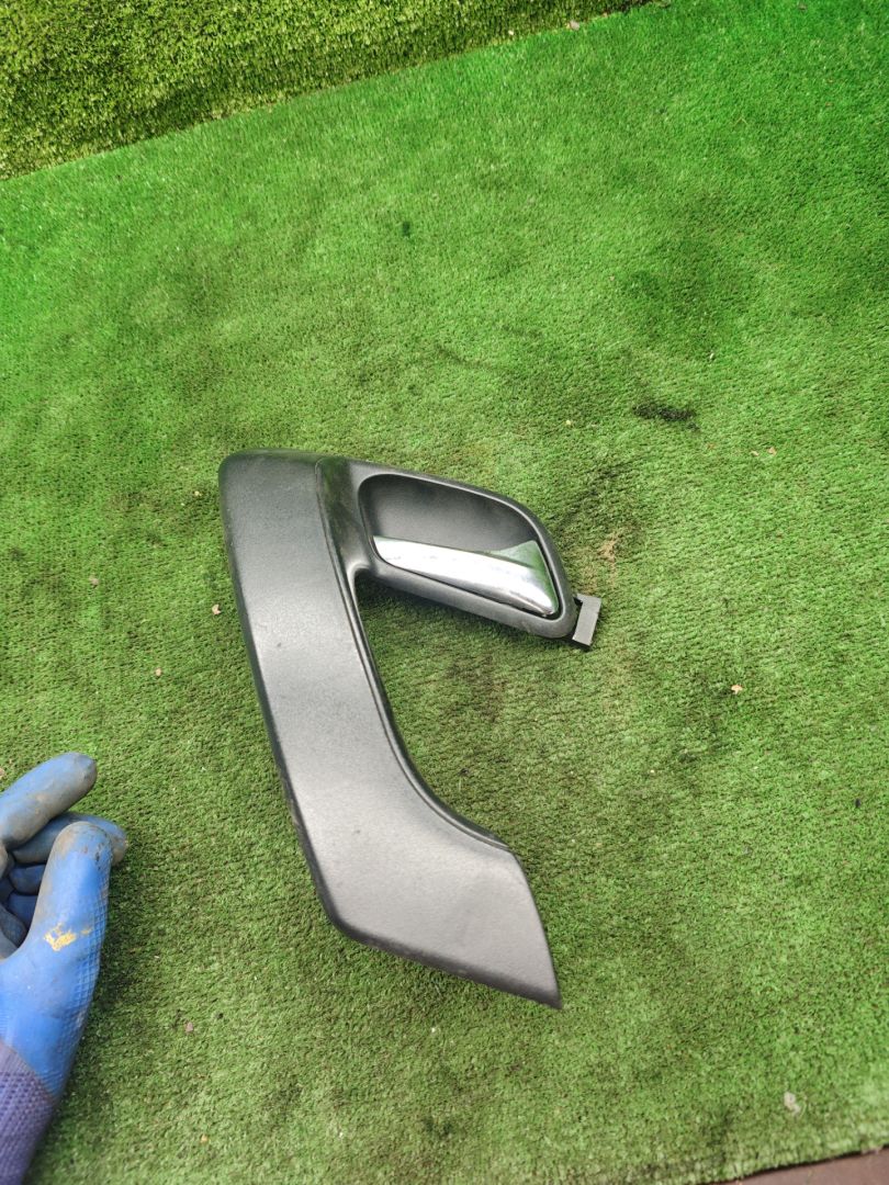 ручка внутренняя передняя правая Volkswagen Polo Sedan 1 поколение 2015, 1.6 л., МКПП, седан, 6RU867180B - фото №1