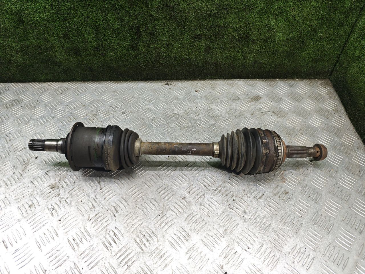 полуось передняя левая (приводной вал, ШРУС) Toyota Picnic 1 поколение XM10 1999, 2.2 л., 3C-TE, дизель, МКПП, минивэн - фото №1