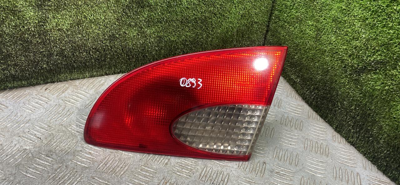 фонарь крышки багажника правый Toyota Avensis 1 поколение (T220) 1999, 2.0 л., 2C, дизель, МКПП, универсал - фото №1