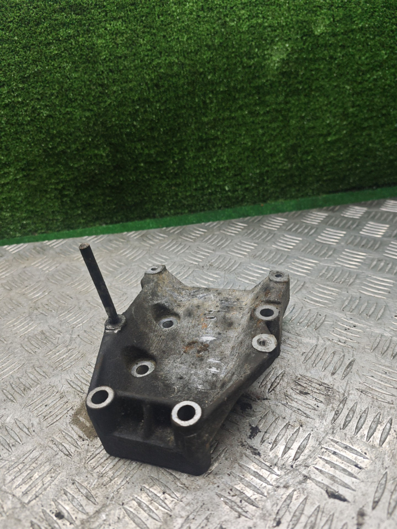 кронштейн (крепление) Fiat Marea 1 поколение 2000, 1.9 л., JTD, дизель, МКПП, универсал, 60680739 - фото №1