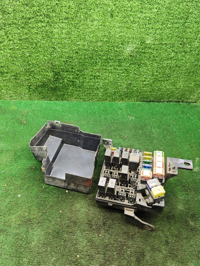 блок предохранителей Mitsubishi Galant 7 поколение 1995, 1.8 л., бензин, МКПП, седан - фото №1