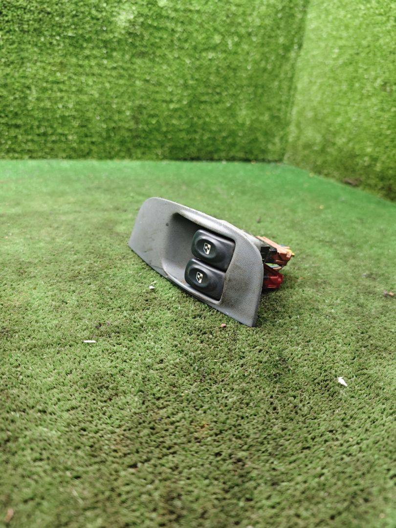 блок управления стеклоподъемниками Renault Megane 1 поколение 1997, 1.6 л., бензин, МКПП, хетчбэк 5 дв. - фото №1