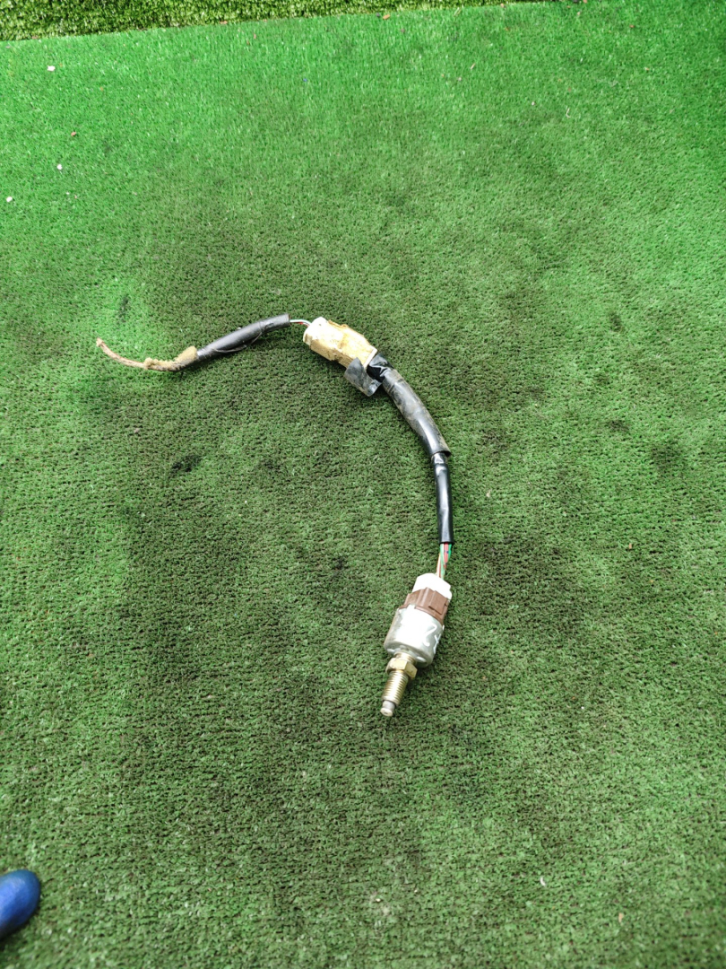 Датчик педали тормоза (лягушка) Toyota Corolla 7 поколение (E100) 1995, 1.3 л., 4E-FE, бензин, МКПП, хетчбэк 3 дв. - фото №1