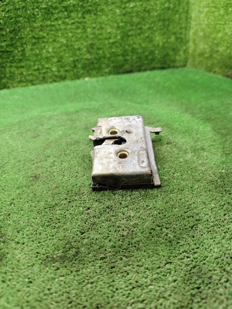 замок двери передней правой Volkswagen Passat B3 1990, 1.9 л., TDi, дизель, МКПП, универсал - фото №1