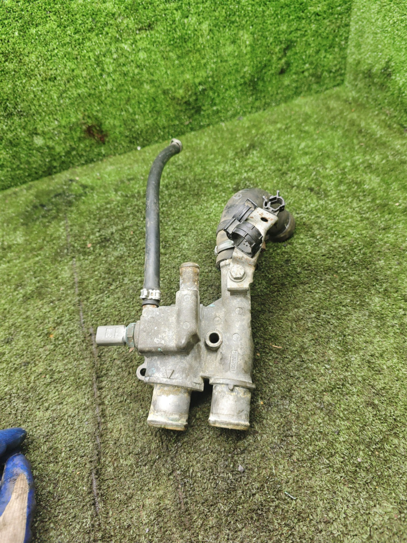 корпус термостата Fiat Marea 1 поколение 2000, 1.6 л., бензин, МКПП, универсал - фото №1