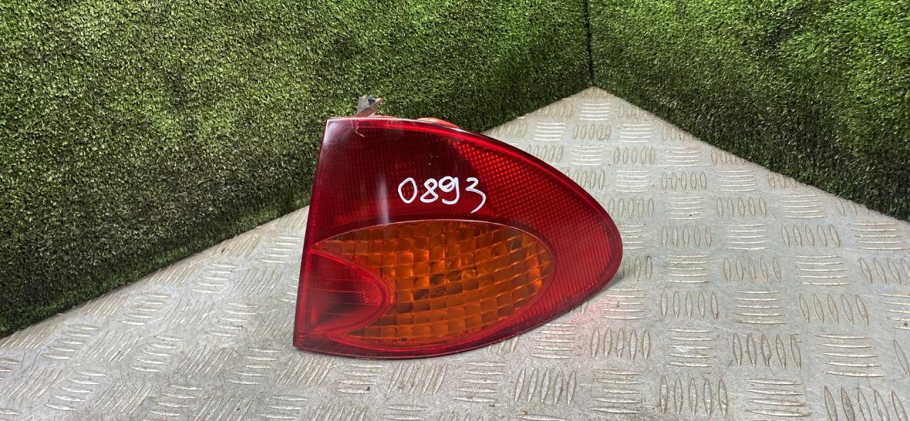 фонарь задний правый Toyota Avensis 1 поколение (T220) 1999, 2.0 л., 2C, дизель, МКПП, универсал - фото №1