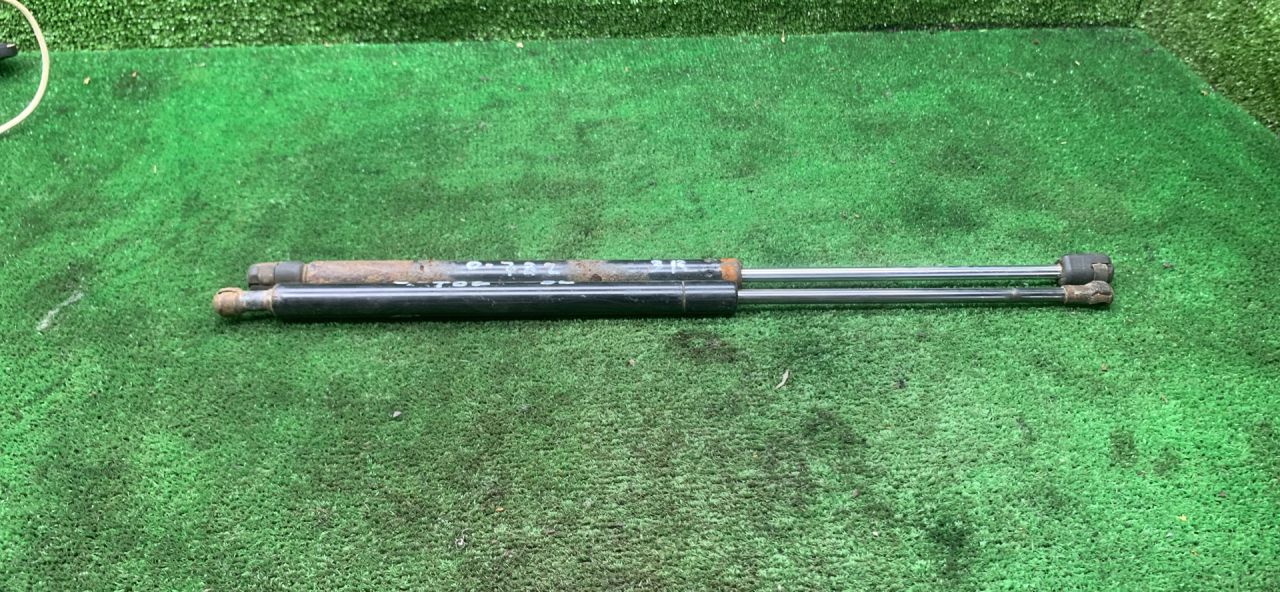 амортизатор крышки багажника (3-5 двери) Toyota Avensis 1 поколение (T220) 2000, 2.0 л., 2C-T, дизель, МКПП, универсал - фото №1