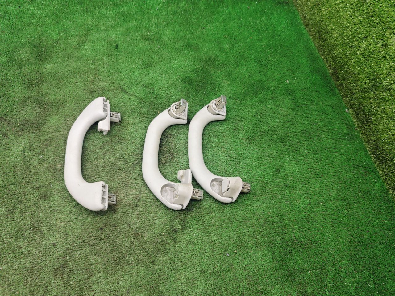 ручка внутренняя потолочная Volkswagen Polo Sedan 1 поколение 2015, 1.6 л., МКПП, седан - фото №1