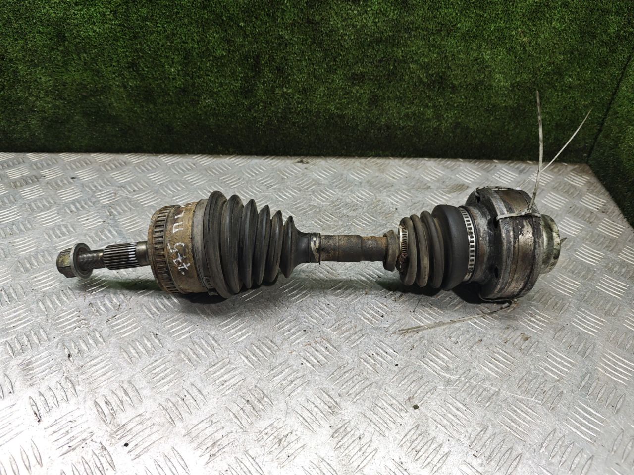 полуось передняя левая (приводной вал, ШРУС) Mercedes-Benz Vito W638 2002, 2.2 л., CDi, дизель, МКПП, микроавтобус - фото №1