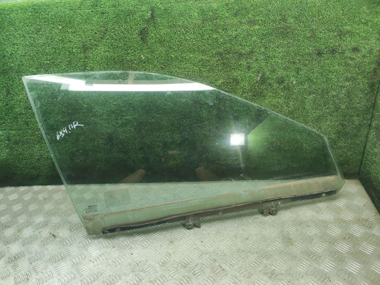 стекло двери передней правой Renault Laguna 1 поколение 1997, 1.8 л., F3P 670, бензин, МКПП, универсал - фото №1