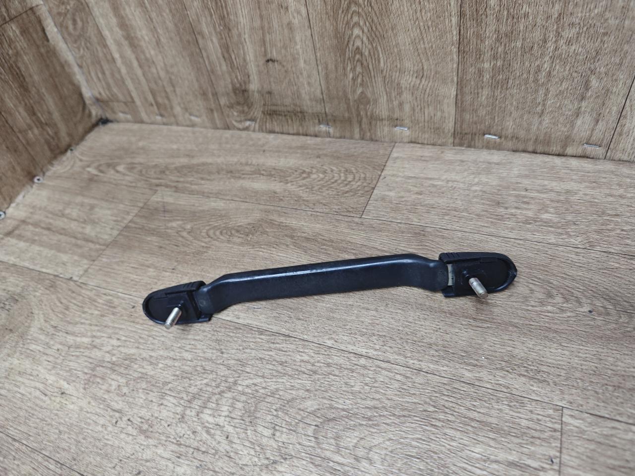 ручка внутренняя потолочная Hyundai Galloper 2 поколение 1998, 2.5 л., дизель, МКПП, внедорожник 5 дв. - фото №1