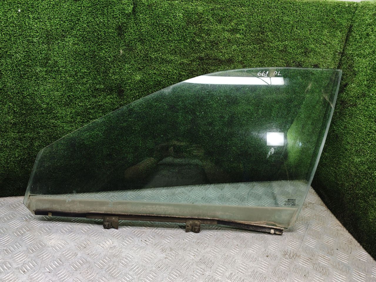стекло двери передней левой Renault Laguna 1 поколение 1998, 1.8 л., бензин, МКПП, хетчбэк 5 дв. - фото №1