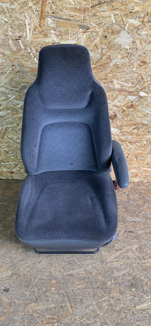 сиденье переднее Chrysler Voyager 3 поколение 1997, 2.4 л., бензин, АКПП, минивэн - фото №1