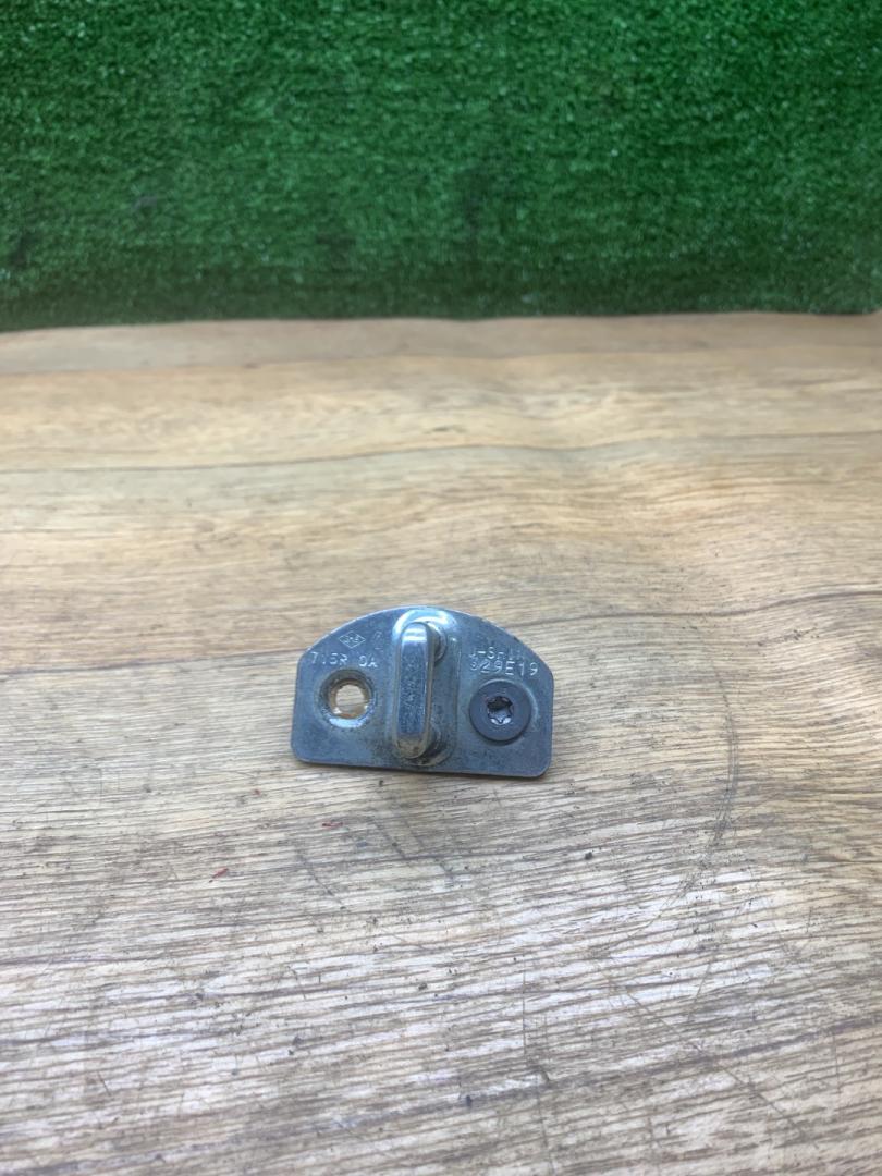 ответная часть (скоба) замка двери Lada Vesta 1 поколение 2020, 1.6 л., бензин, МКПП, седан - фото №1