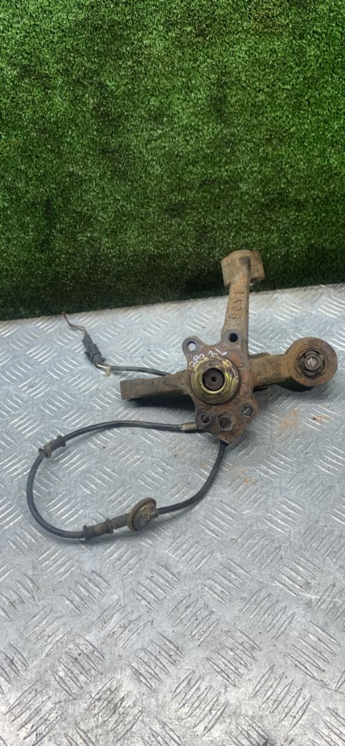 кулак задний левый Hyundai Accent 1 поколение (X3) 1995, 1.5 л., бензин, МКПП, хетчбэк 3 дв. - фото №1