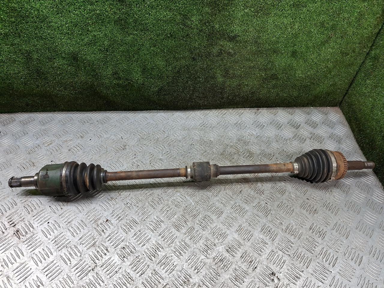 полуось передняя правая (приводной вал, ШРУС) Mitsubishi Carisma 1 поколение 1997, 1.8 л., бензин, МКПП, хетчбэк 5 дв. - фото №1