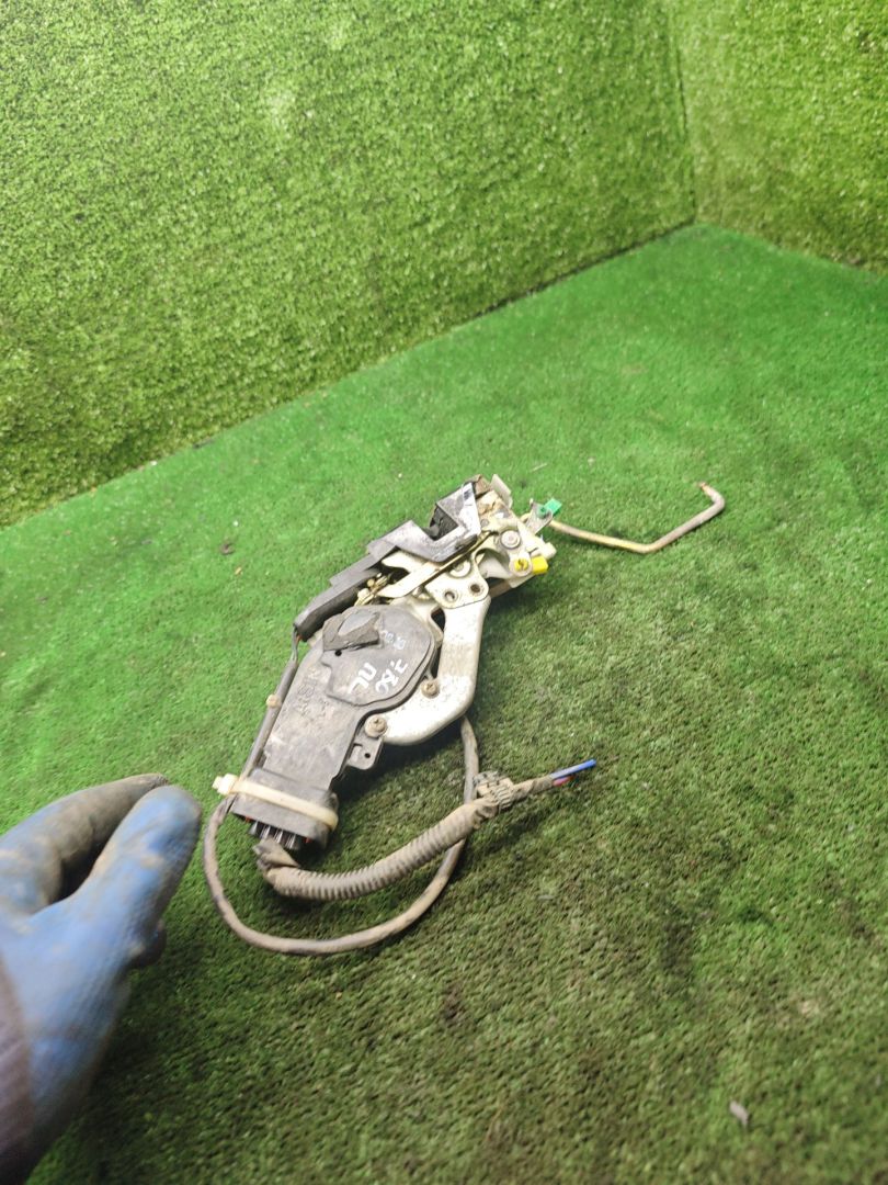 замок двери передней левой Toyota Picnic 1 поколение XM10 2000, 2.0 л., бензин, МКПП, минивэн - фото №1