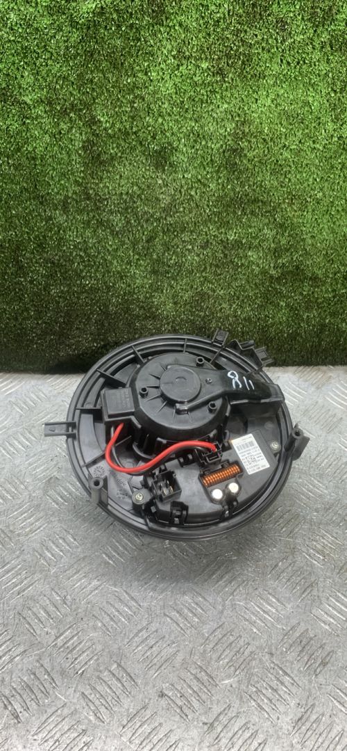 моторчик печки Skoda Octavia 3 поколение (A7) 2013, 1.8 л., бензин, МКПП, лифтбэк, 5Q0907521D - фото №1