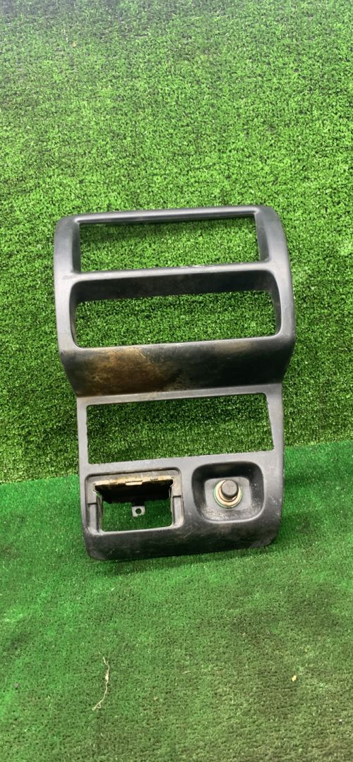 рамка под магнитолу Mazda 323 5 поколение 1998, 1.5 л., бензин, МКПП, хетчбэк 3 дв. - фото №1