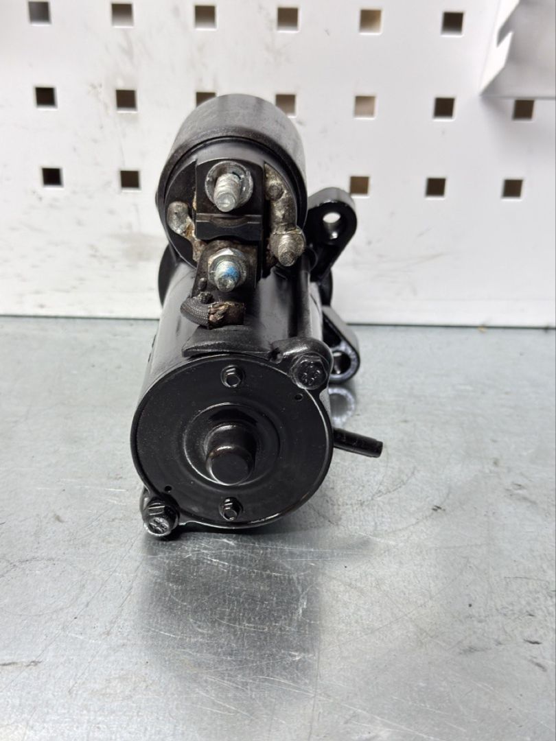 стартер Ford Tourneo Connect 1 поколение 2006, 1.8 л., дизель, 0986022840, 113910, CST14107, CST14107AS, CST14107GS, DRS0160, DRS0160N, DRS3956, DRS3956N, DS1270, DS5066, DS5066N, 1345314, 1477973, 1477974, 1756793, 1904988, 2T1411000AA, 2T1411000BA, 2T1411000BB, 2T1411000BC, 2T1411000CA, 2T1411000CB, 4424968, 4443760, 42001034, CS1336, 8EA011610261, 8EA738258201, STF1336AB, STF1336BA, STF1336BL, STF1336RD, STF1336XY, STF1336YJ, 063280034010, 063720022010, 063721336010, 359001400010, 943213361010, 944280801340, MO0001MA, MQS1336, MRS80134, MSN8034, 220374, 220413, STF1336RB, STR2857, 458380, 458448, 2010001034, 2-2852-FD, 2-3294-2W - фото №1