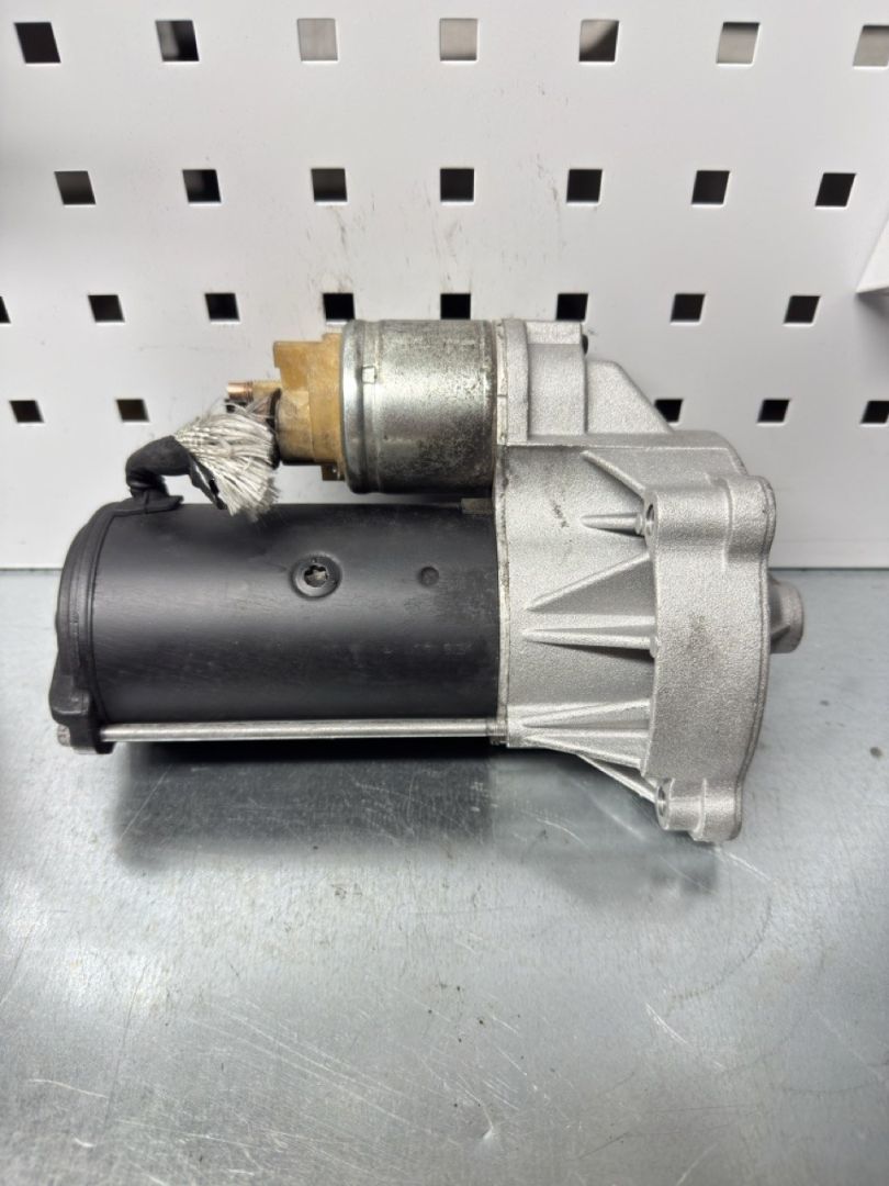 стартер Citroen C5 1 поколение 2002, 2.0 л., дизель, 0001109026, 0986016141, DRS3115, DRS3618, 25-2017, 25-3084, 71716564, 71719595, 71719601, 71719604, 9624291480, 1320921080, 1332419080, 36100-29000, LRS01579, MSR381, M1T90281, 9603503580, 96054384, 9625382780, 433324, 438030, 438069, 455514, 455691, 455749, 455929, D7R12, D7R127, D7R20, D7R27, D7R32, D7R8, ND138, ND204, VS283, VS285 - фото №1