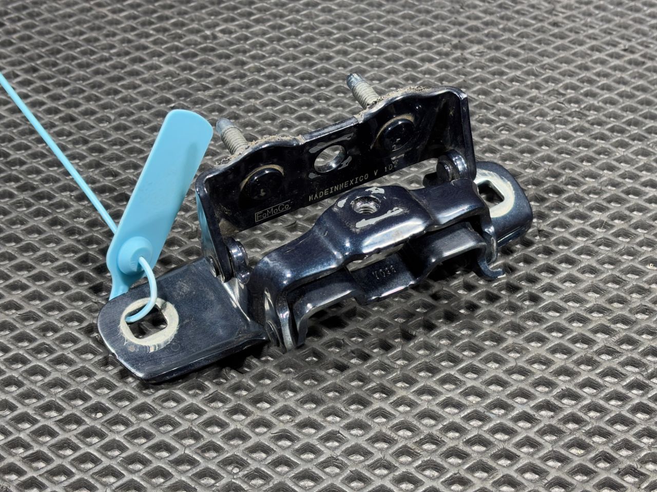 петля крышки багажника Ford Bronco Sport 1 поколение 2021, 1.5 л., бензин, АКПП, внедорожник 5 дв., M1PBS42901AE - фото №1
