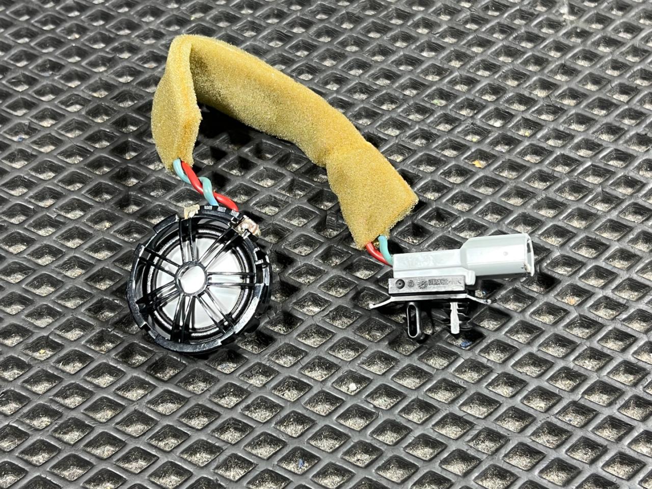 динамик высокочастотный (пищалка) Land Rover Range Rover Sport 2 поколение 2016, 3.0 л., бензин, внедорожник 5 дв., BJ32-18808-AC, C2Z22814, LR025875 - фото №1