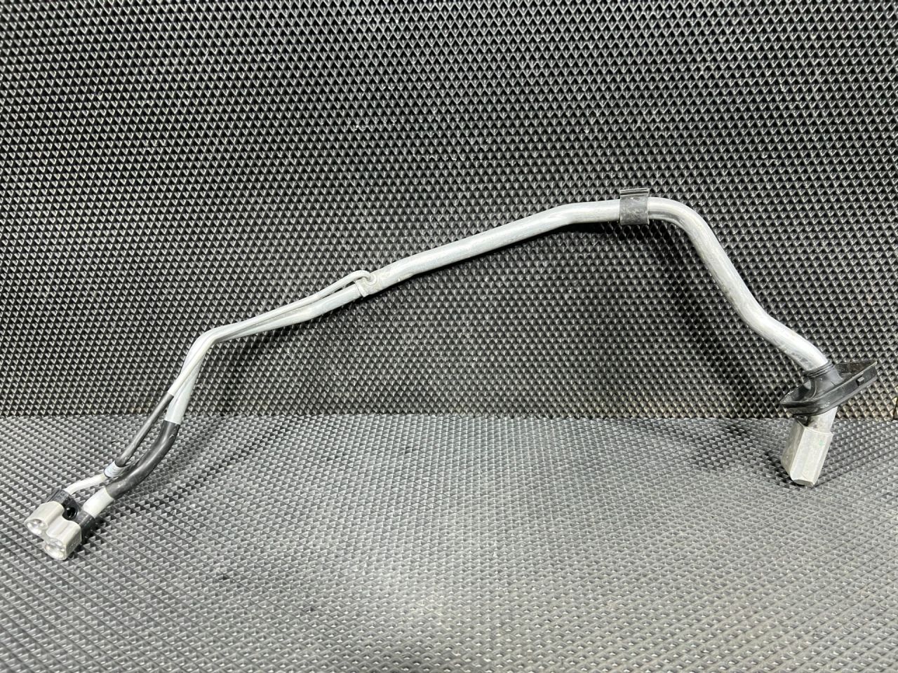 трубка кондиционера Audi A5 F5 2018, 2.0 л., CYRB, бензин, АКПП, купе, 8W6816738B - фото №1