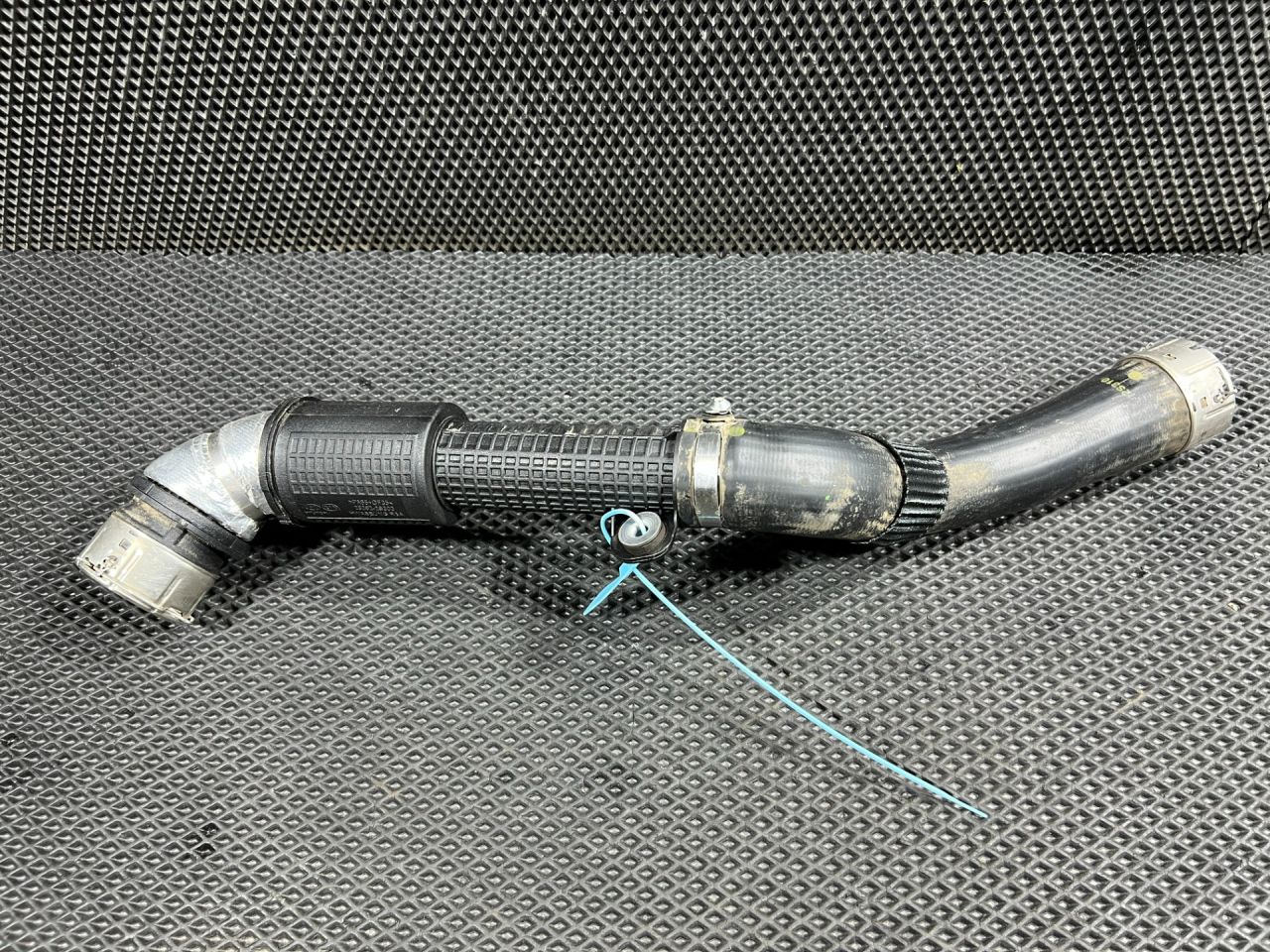 патрубок интеркулера Kia Sorento 4 поколение 2023, 2.0 л., G4KA, бензин, АКПП, внедорожник 5 дв., передний привод, 282822S300 - фото №1