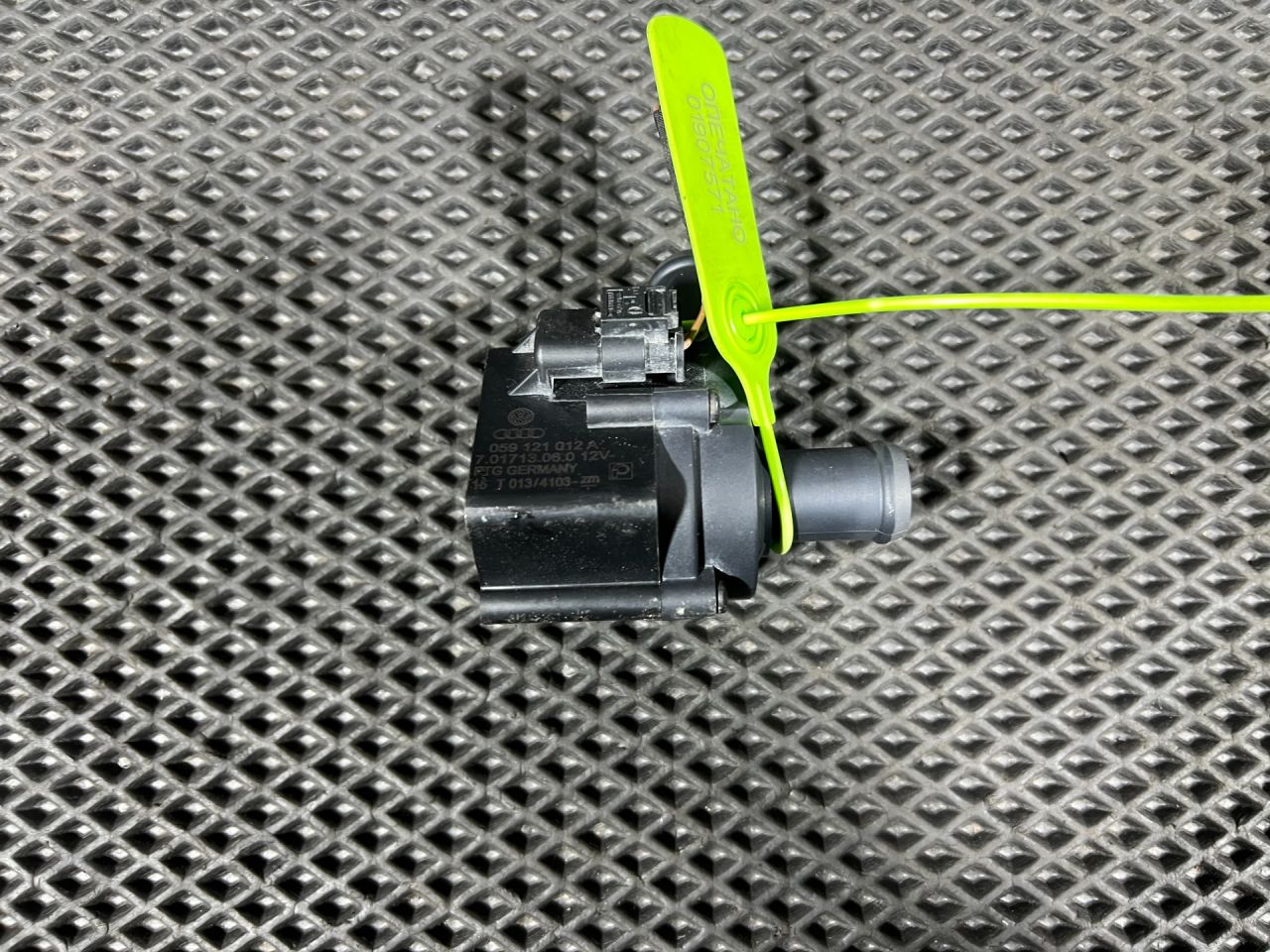 насос антифриза дополнительный Audi S8 D4 2013, 4.0 л., CGTA, бензин, АКПП, седан, 059121012A - фото №1