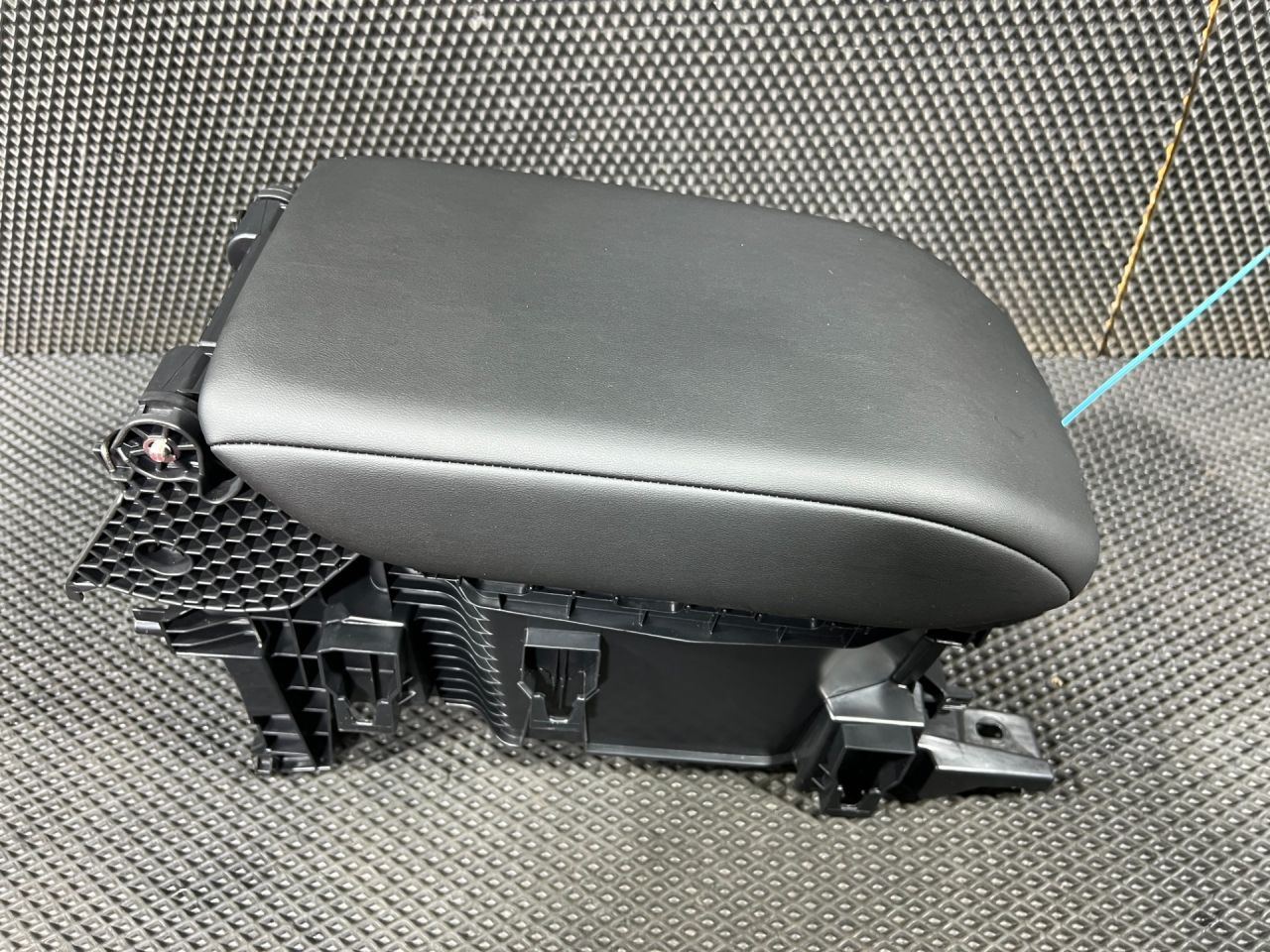 подлокотник Honda Accord 11 поколение 2025, 1.5 л., L15B, бензин, вариатор, седан, 8340030A, 8340330A - фото №1