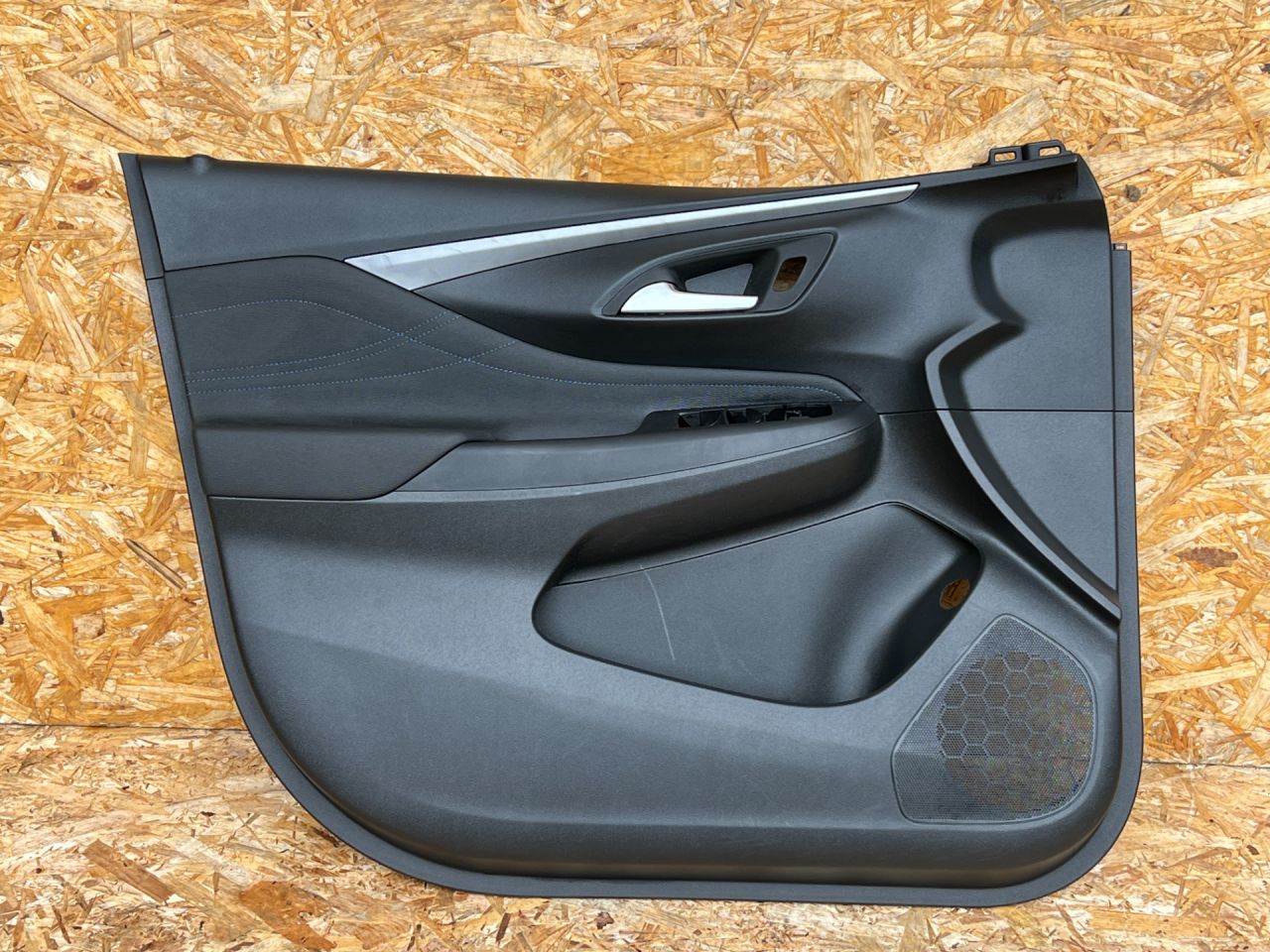 обшивка двери передняя левая Buick Envista 1 поколение 2024, 1.2 л., бензин, АКПП, внедорожник 5 дв., 42900277, 42869061 - фото №1