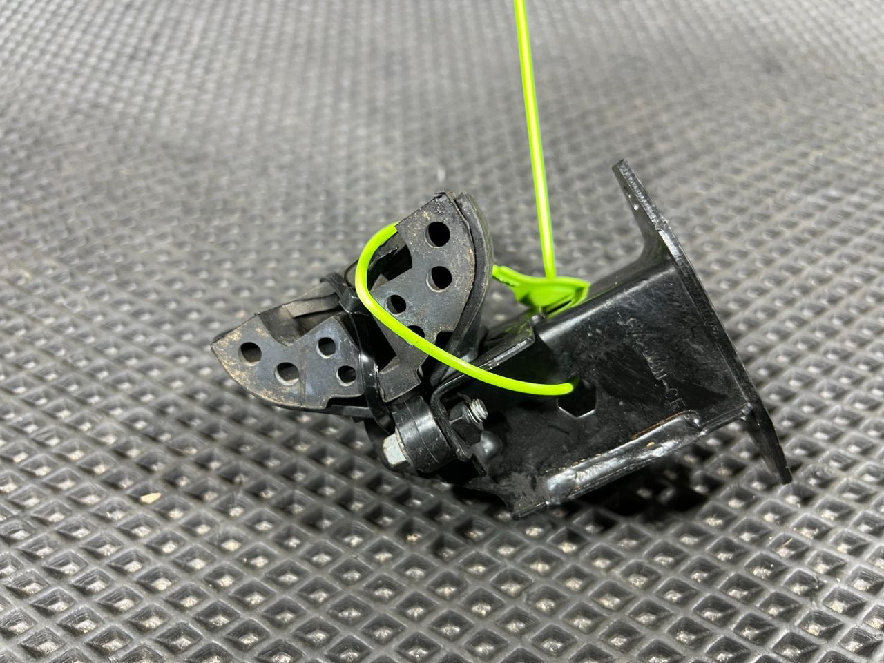 кронштейн радиатора Jaguar F-Pace 1 поколение 2017, 3.0 л., бензин, АКПП, внедорожник 5 дв., T2H3711, T2H42340, T2H30031, T2H44767, T2H25175, T2H53098, GX738A291CE, LR092467, LR092118, LR134915, LR156394 - фото №1