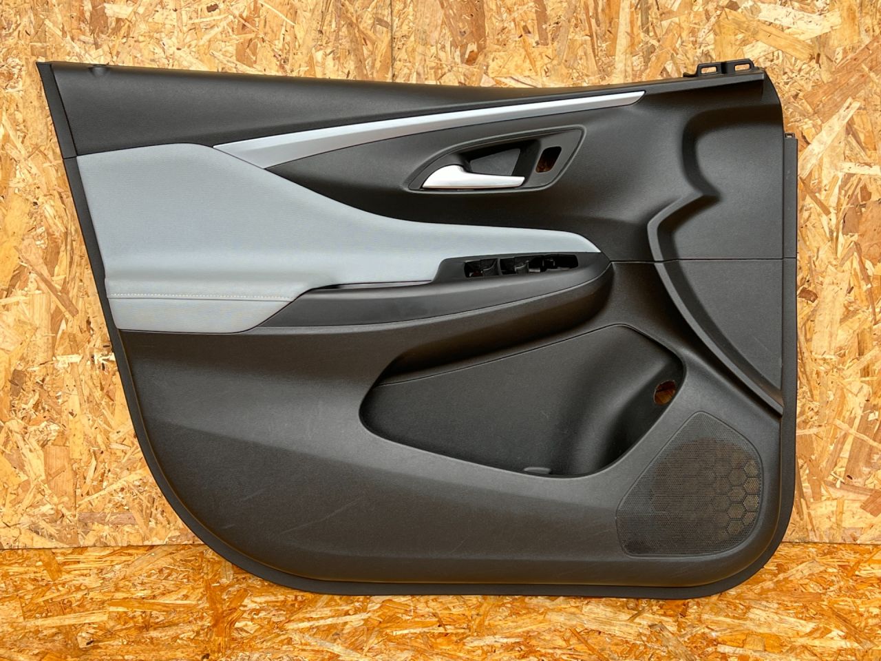 обшивка двери передняя левая Buick Envista 1 поколение 2024, 1.2 л., бензин, АКПП, внедорожник 5 дв., 42869040 - фото №1