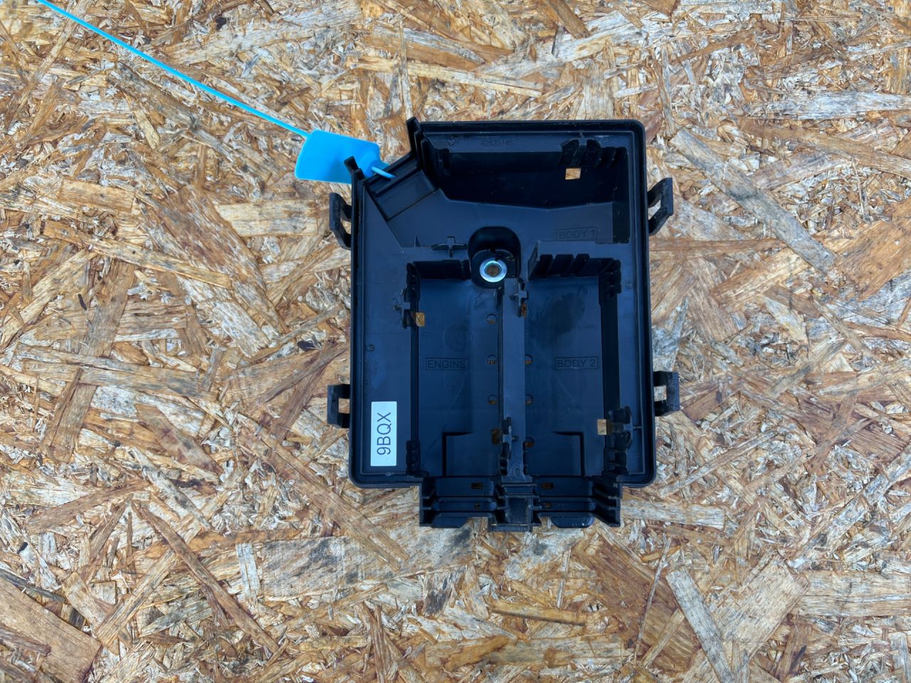 блок предохранителей Chevrolet Trax 2 поколение 2023, 1.2 л., бензин, АКПП, внедорожник 5 дв., 42833146 - фото №1