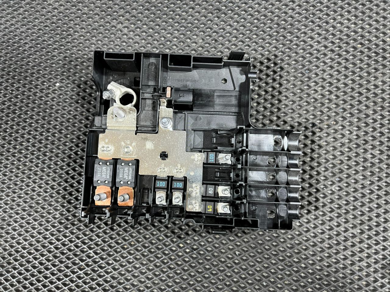 блок предохранителей Chevrolet Trax 2 поколение 2023, 1.2 л., бензин, АКПП, внедорожник 5 дв., 42871456 - фото №1