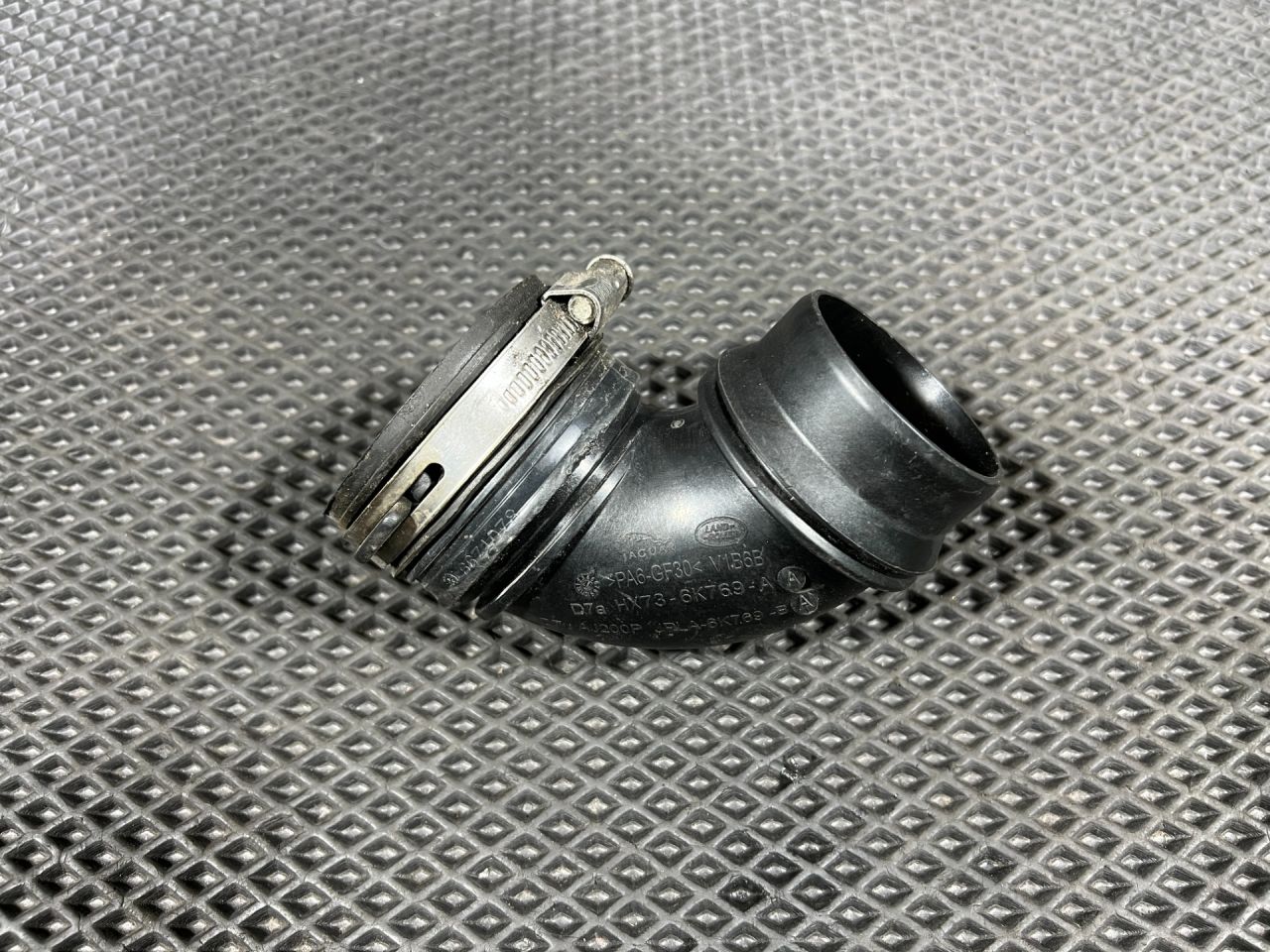 патрубок интеркулера Land Rover Range Rover Velar 1 поколение 2019, 2.0 л., бензин, АКПП, внедорожник 5 дв., T2H46421, T2H39319, T2H20464, LR116638, LR101172, JPLA-6K769-BA, HX736K769AA - фото №1