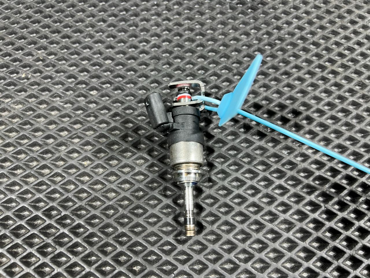 форсунка Chevrolet Trax 2 поколение 2024, 1.2 л., бензин, АКПП, внедорожник 5 дв., передний привод, 25206285, 25204906, 55492929, 55515687 - фото №1